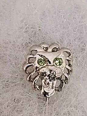Small Lion's Head Shaped Brooch Pin Silver-tone Green Faux-Emeralds
